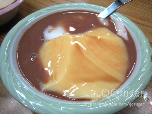 你拍攝的 巧克力汁三色豆花。