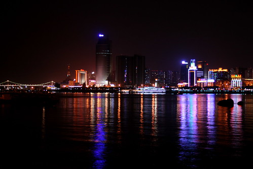 Xiamen by Night (by niklausberger)