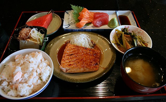Sashimi and salmon teriyaki set lunch (S$20)
