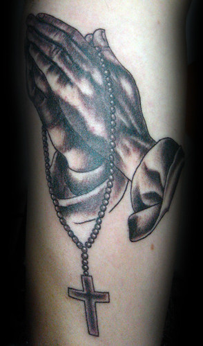 praying hands tattoo. tatuaje praying hands pupa