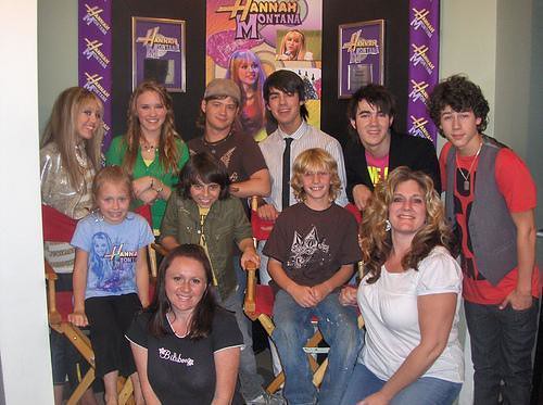 The Hannah Montana cast & The Jonas Brothers with Fans. :) by TeamMRC.