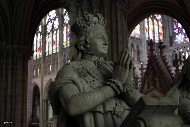 Les statues avaient été commandées par Louis XVIII et achevées en 1830, pour le retour des cendres des souverains