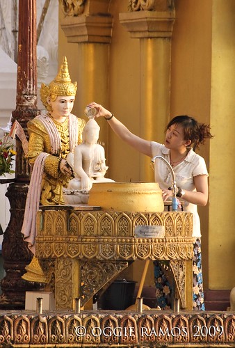 shwedagon bathing the buddha