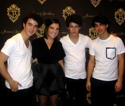 jonas-brothers-with a fan-las-vegas-thumb-440x374 by ~~NELENA~4~EVER~~.