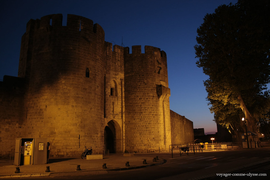 Foto nocturna da entrada da cidade medieval