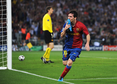 lionel messi 2009. Lionel Messi festeja con beso