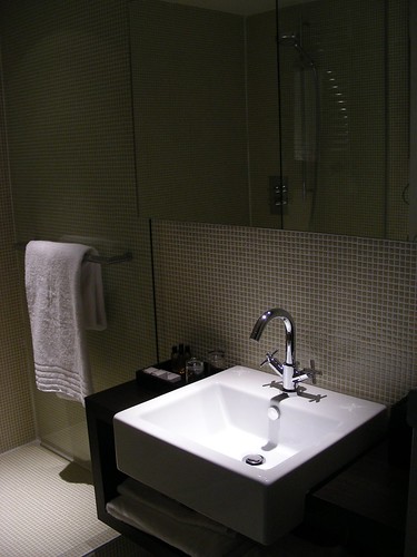Ciemna aranżacja łazienki z dużym kwadratowym zlewem