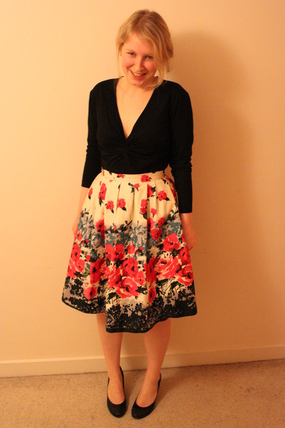 red-floral-print-primark-skirt-black-twist-la-redoute-top-black-patent-leath_400