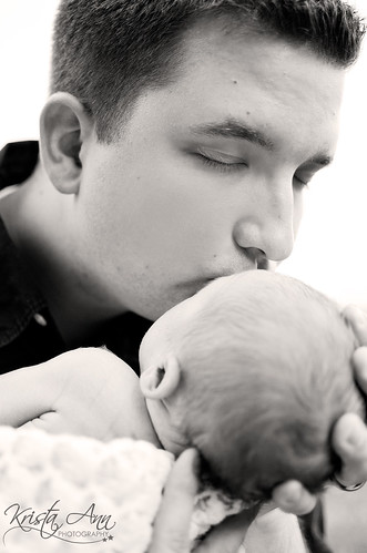 Daddy-kisses-BW