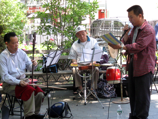 Vocalist with Musicians in Columbus Park (Click to enlarge)