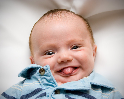  フリー画像| 人物写真| 子供ポートレイト| 外国の子供| 赤ちゃん| 笑顔/スマイル| あっかんべー！|     フリー素材| 