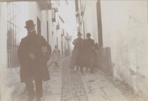 Bonnard. Vuillard dans une rue de Cordoue, son kodak sous le bras et devançant les frères Bibesco (1901). Musée dOrsay, París.