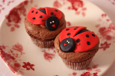 mini ladybug cupcakes - mini cupcakes de mariquita