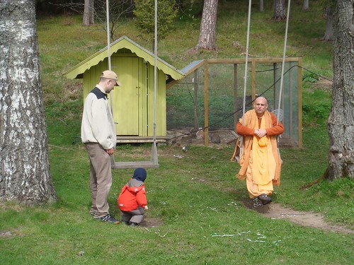 Kadamba Kanana Swami Korsnas Gard and at Ugrasena's 14th May 2010  -0083 por ISKCON desire tree.