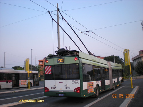 Roma: filobus Solaris Trollino all'alba, al capolinea LARGO LABIA - linea 90 Express