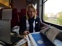 På tåget har jag möjlighet att blogga och följa media mellan torgmöten och debatter.