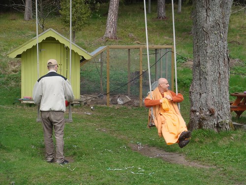 Kadamba Kanana Swami Korsnas Gard and at Ugrasena's 14th May 2010  -0068 por ISKCON desire tree.