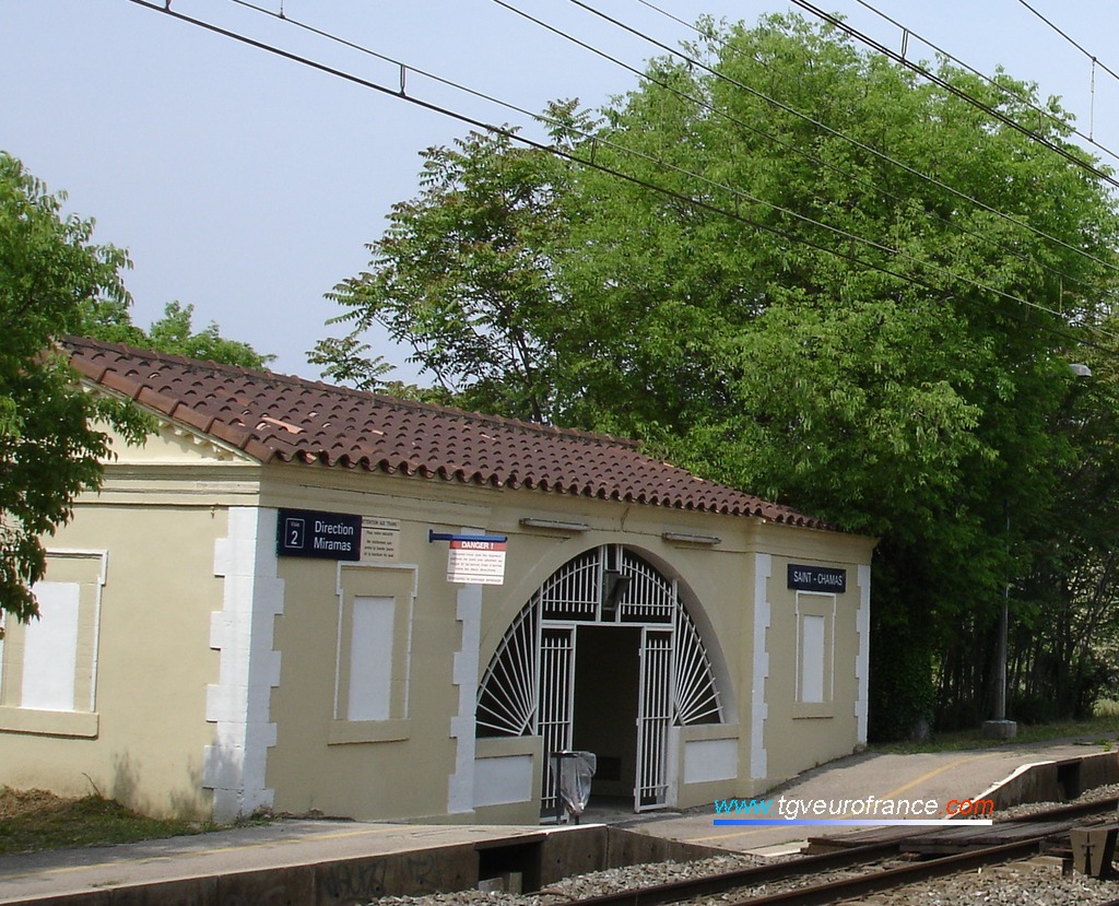 Vue de l'abri pour les voyageurs des trains TER à destination de Miramas