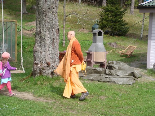 Kadamba Kanana Swami Korsnas Gard and at Ugrasena's 14th May 2010  -0098 por ISKCON desire tree.