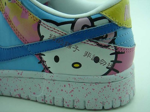 hello kitty nikes shoes. Hello Kitty Nike Dunk SB