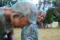 潘安邦與外婆的雕像