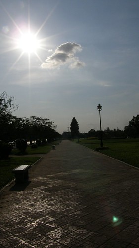 070.刺眼的日落映在公園的步道