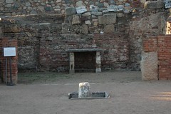 Aula sacra o pequeña capilla situada en el peristilo del teatro, perteneciente al emperador Augusto y a su familia.