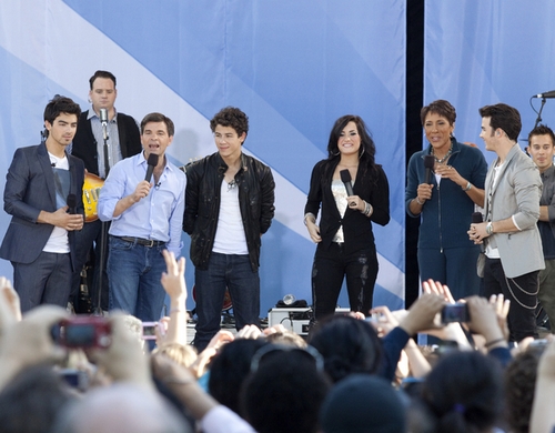 Jonas Brothers, George Stephanopoulos, Demi Lovato and Robin Roberts