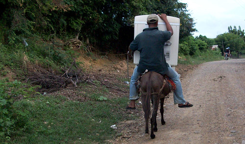 Señor carga una lavadora en un burro / Eric Lindsey 