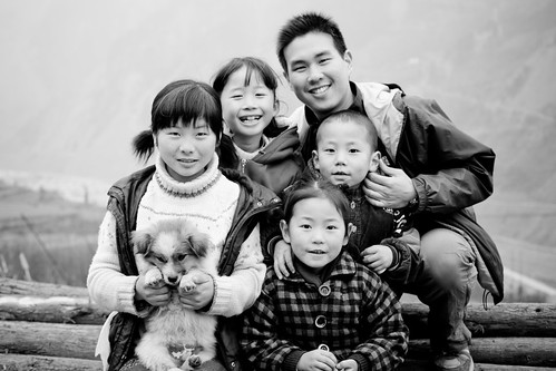 Derrick Chang with children in Yu Zixi village