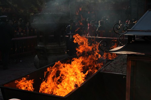 Burning lots of incense (by niklausberger)
