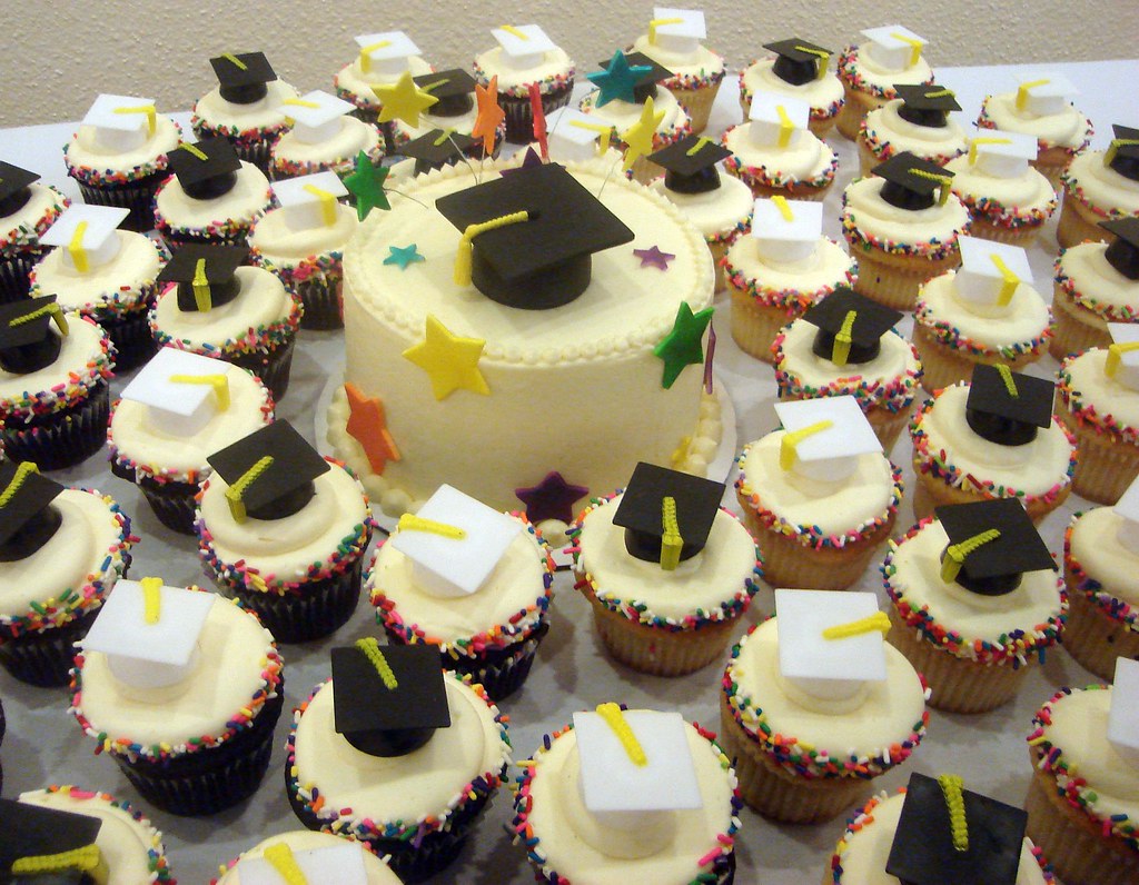 Graduation Cake & Cuppies