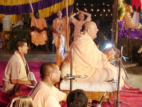 H H Jayapataka Swami in Tirupati 2006 - 0062 por ISKCON desire  tree.