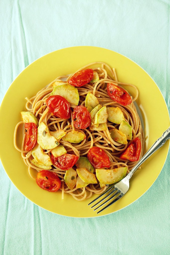 Zucchini and cherry tomatoes pasta