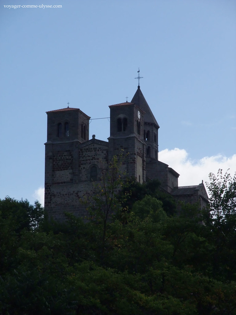 Fachada românica na Auvergne