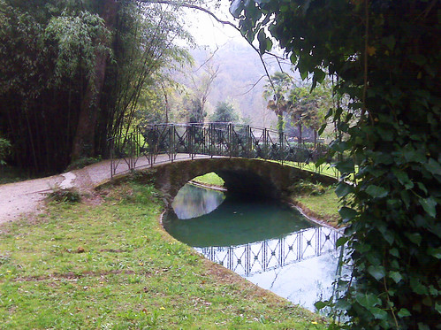 Puente en Jardines del Señorío de Bértiz por Amio Cajander..