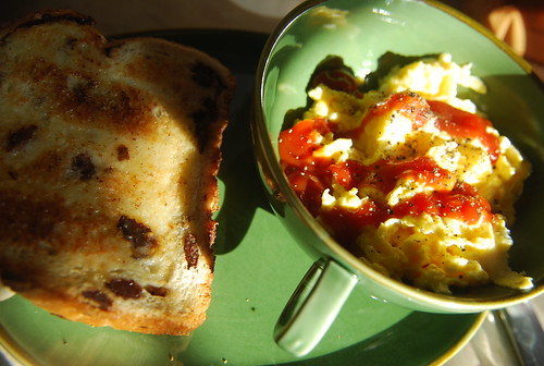 Scrambled eggs and raisin toast