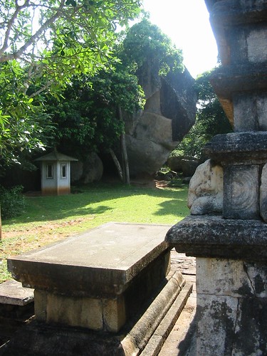 Kantaka Chetiya met de rots op de achtergrond