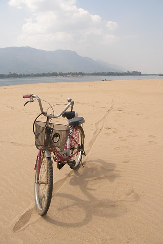 089.腳踏車在沙洲上束手縛腳