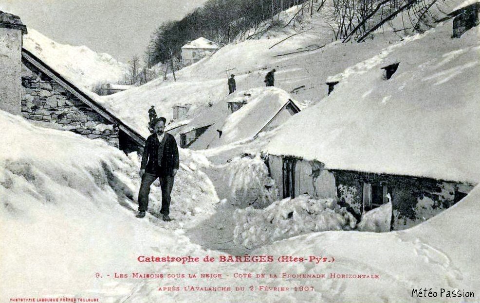 maisons de Barèges ensevelies sous la neige après l'avalanche du 2 février 1907