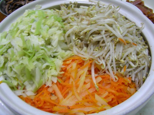高麗菜+芹菜、豆芽菜、紅蘿蔔+馬吉絲