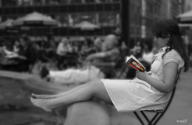Chica leyendo en Bryant Park