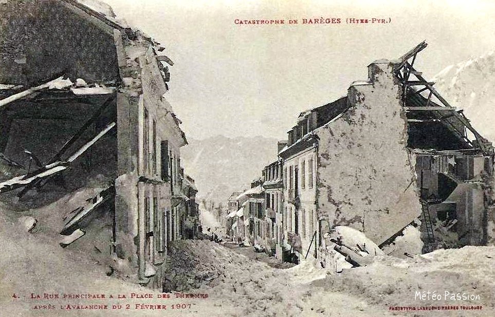 dégâts dans la rue principale de Barèges après l'avalanche du 2 février 1907