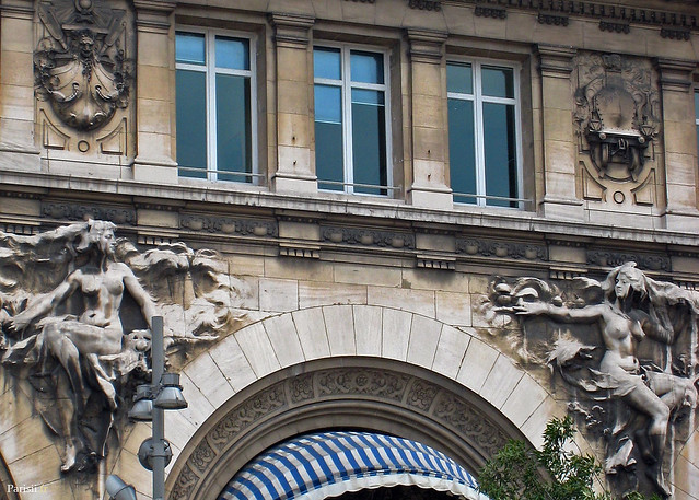 Statues de Félix Charpentier sur la façade