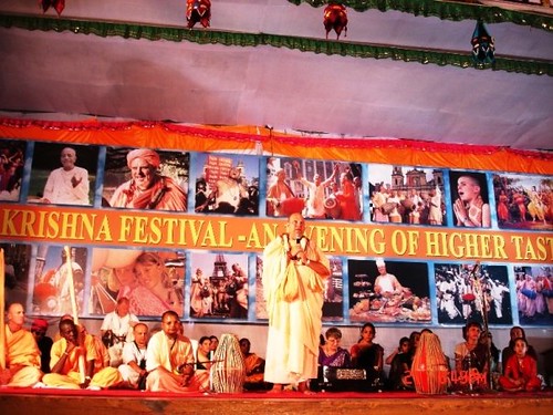 H H Jayapataka Swami in Tirupati 2006 - 0057 por ISKCON desire  tree.