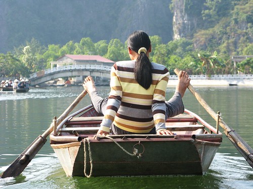 The Tam Coc way of rowing with bare feet