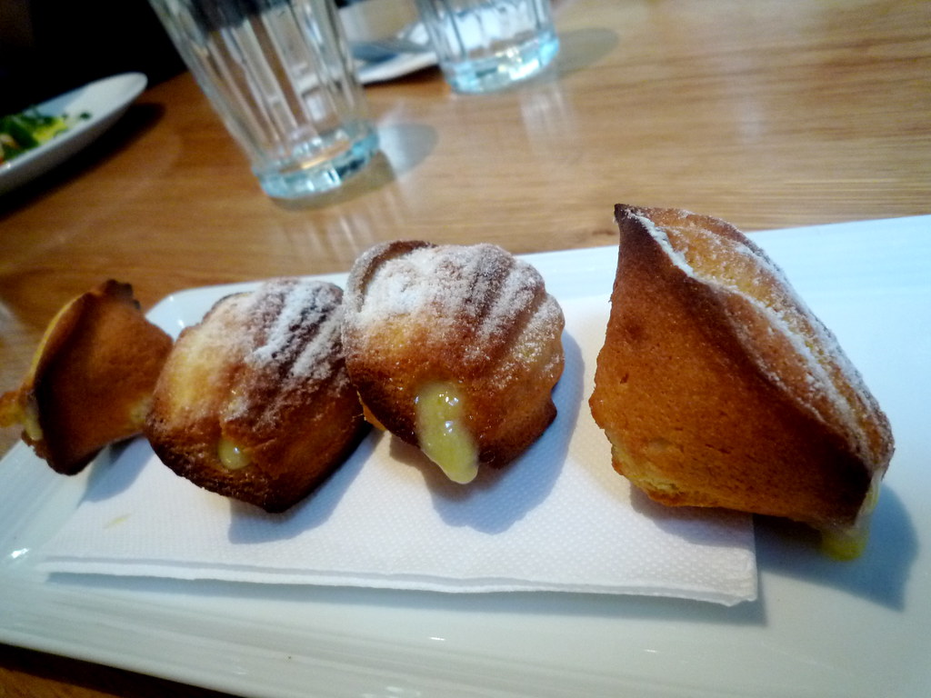 Madeleines filled with lemon curd