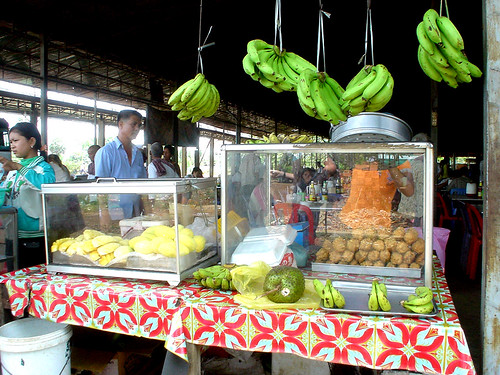 05.休息站賣著各式熱帶水果