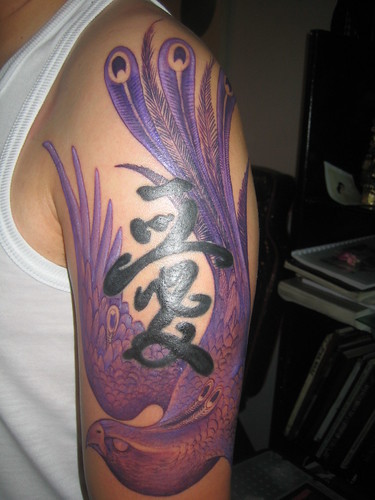 Tatuaje de ave fenix violeta con letras chinas