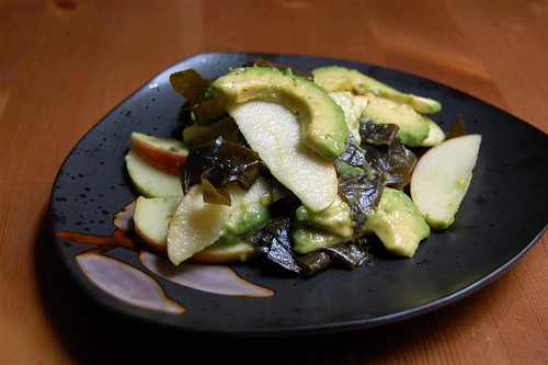 Avo-apple salad with wakame